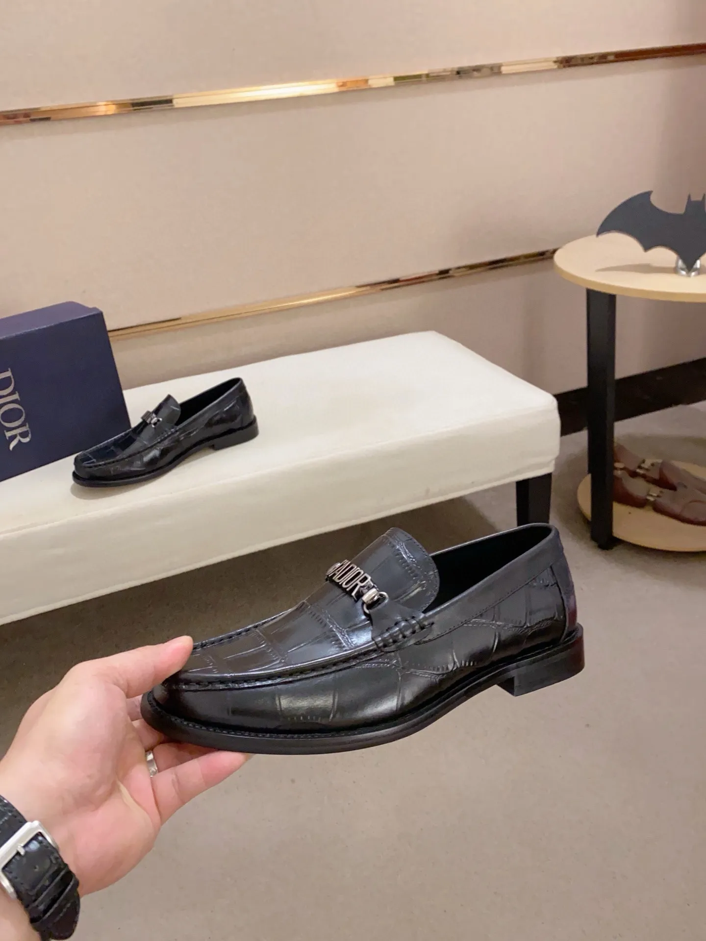 Men's shoes 💰: 560💰 High-end version of Dior Dior's new series. Famous actors and internet celebrities wear super popular designs. The sculptures of French artist Niki de Saint Phalle are designed as rings. Material: Imported original material ➕Painted cowhide Foot pads: cowhide Outsole: Rubber outsole Men's shoe size: 38~44 Can be customized to size 45